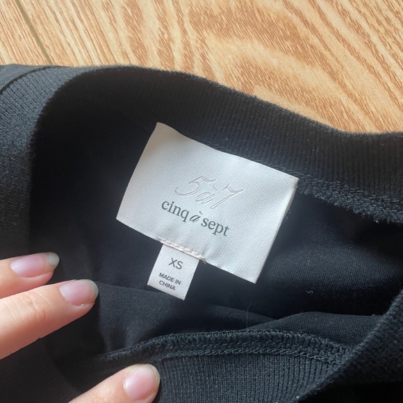 Cinq a Sept - black t-shirt w fluffy sleeves XS - Picture 2 of 2